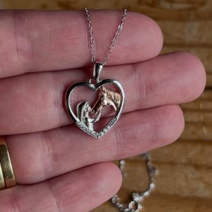 collar-corazon-con-figura-ecuestre-banado-en-plata